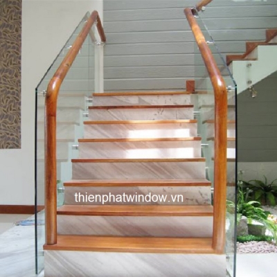 Cầu thang kính gỗ